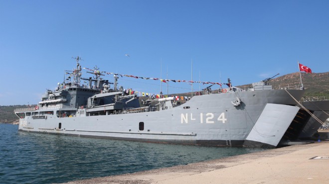 Foça'da askeri gemiler vatandaşların ziyaretine açıldı