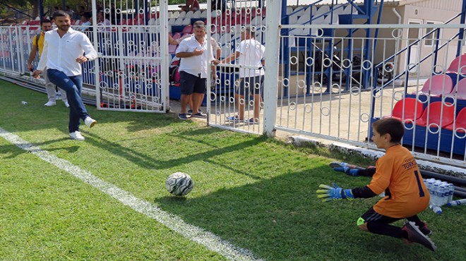 Foça da çocuk futbol turnuvası başladı