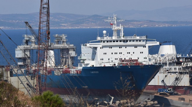 Foça'da denize yakıt akıtan gemi söküm için karaya çıkarılmış