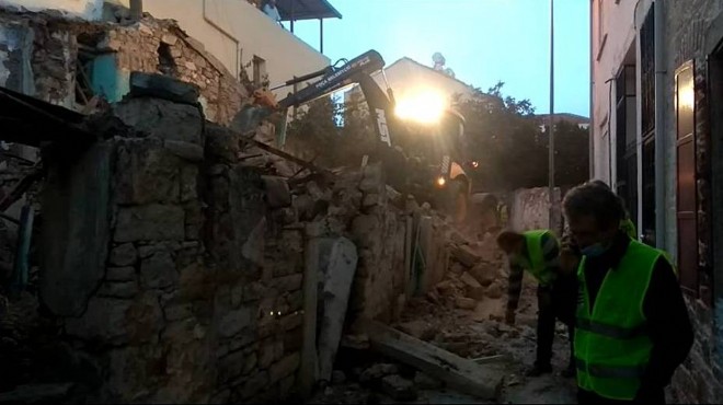 Foça'da hasar gören 6 binadan 3'ü yıkıldı