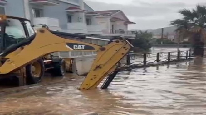 Foça da sağanak etkisi: Yollar göle döndü!