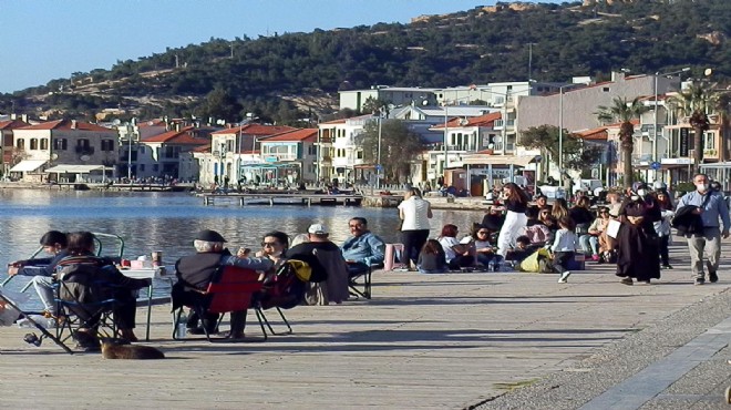 Foça da sahiller doldu, maske ve sosyal mesafe unutuldu!