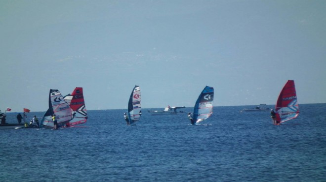 Foça’da rüzgar genç sporcular için esti
