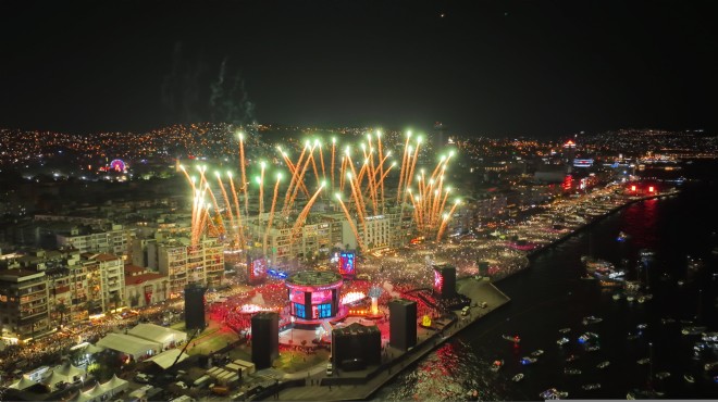 Fotoğraflarla İzmir'de tarihi gece!