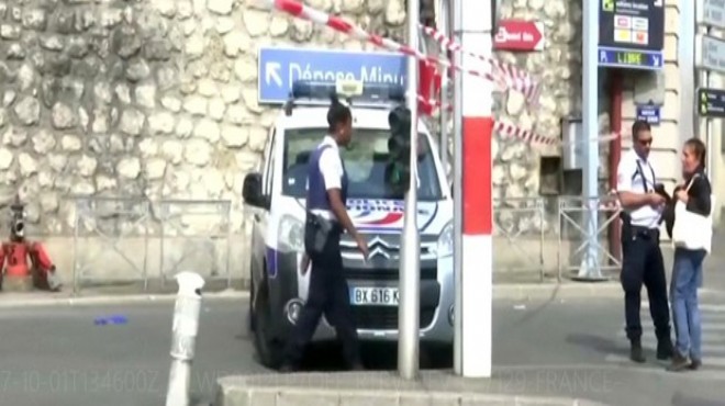 Fransa da bıçaklı saldırı: 2 ölü