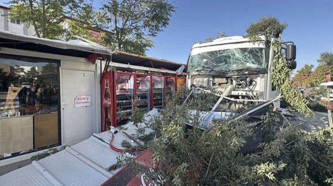 Freni boşalan kamyon dehşet saçtı!