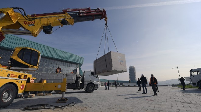 Fuarizmir'de dev buluşmaya geri sayım: İlk blok vinçle geldi