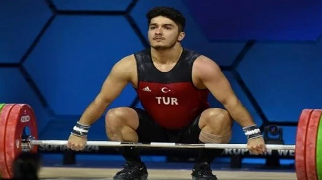Furkan Özbek, rekor kırarak dünya şampiyonu oldu