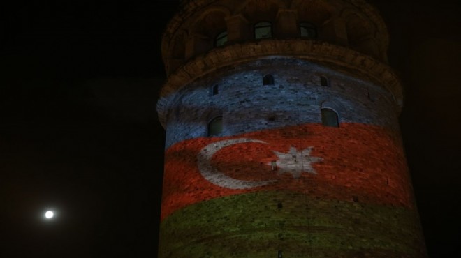 Galata Kulesi'ne Azerbaycan bayrağı