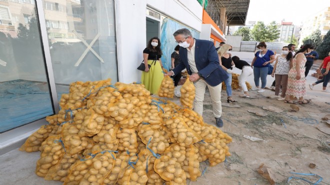 Gaziemir'de ihtiyaç sahibine patates desteği