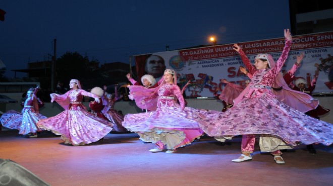 Gaziemir meydanlarında dünyanın dansı