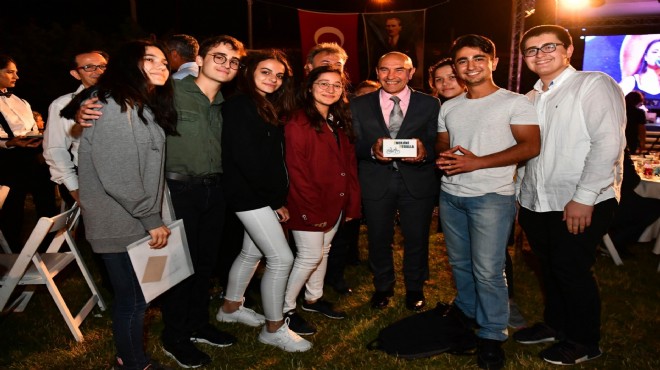Genç girişimcilerden Başkan Soyer'e 'çevre dostu' hediye: Bisikletinde kullanacak!