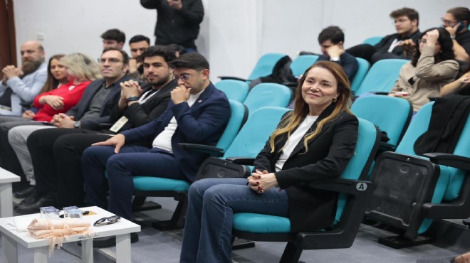 Gençler kariyer zirvesi için Konak ta bir araya geldi