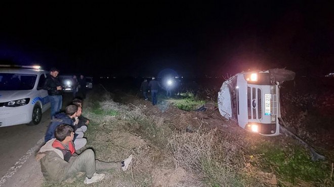 Göçmenleri taşıyan minibüs polisten kaçarken devrildi