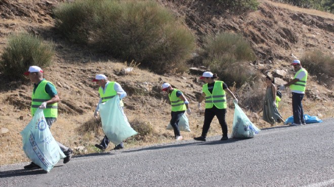 Gölcük'te 'temiz' mesai: Başkan da sahaya indi!