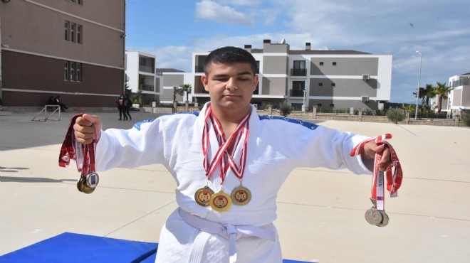 Görme engelli Ahmet, ilk turnuvada 2 altın madalya kazandı