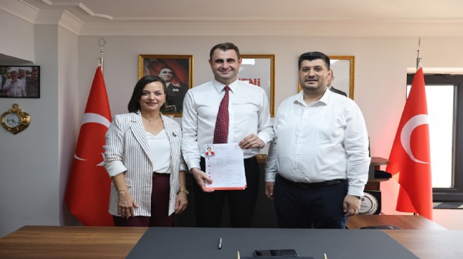 Güç ten Kınay a YENİ Parti rozeti: Tarihin doğru tarafında durdu!