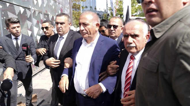 Gürsel Tekin, CHP nin eski İstanbul İl Binası na geldi