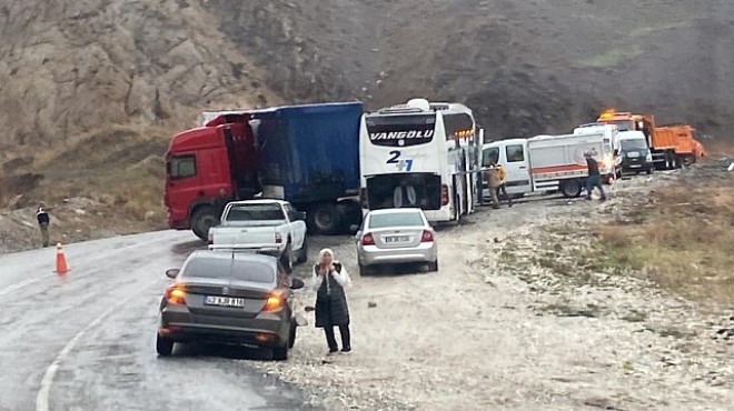 Hakkari'de zincirleme kaza: 3 ölü, 7 yaralı