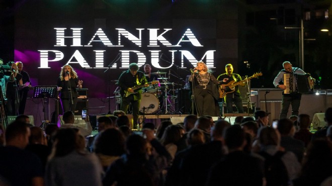 Hanka Paldum kardeşlik festivali için sahnede