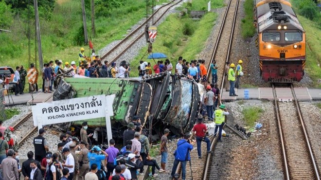 Hemzemin geçitte tren otobüse çarptı: 17 ölü