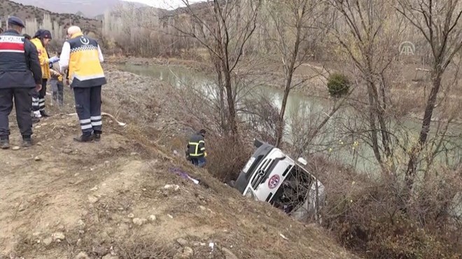 Sporcuları taşıyan minibüs devrildi: 1 ölü, 15 yaralı