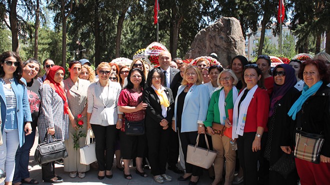 İYİ Parti İzmir'den anlamlı ziyaret: Lider'in mesajıyla Zübeyde Ana'ya!