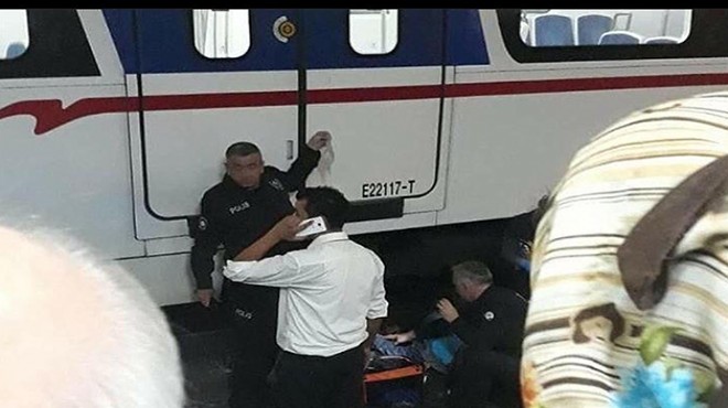 İZBAN durağında panik dolu anlar: Trenin önüne atlayan kişi yaralandı!