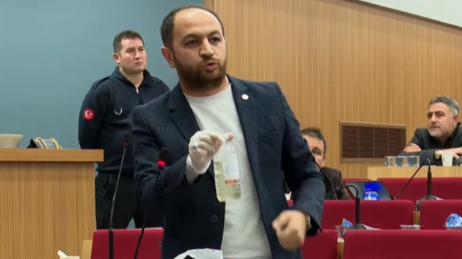 İZSU Meclisi’nde AK Parti’den  şişeli  Körfez çıkışı: İşte kokunun sebebi bu!