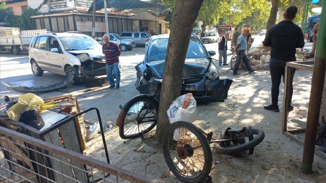 İki araç çarpıştı, seyyar satıcı yaralandı!