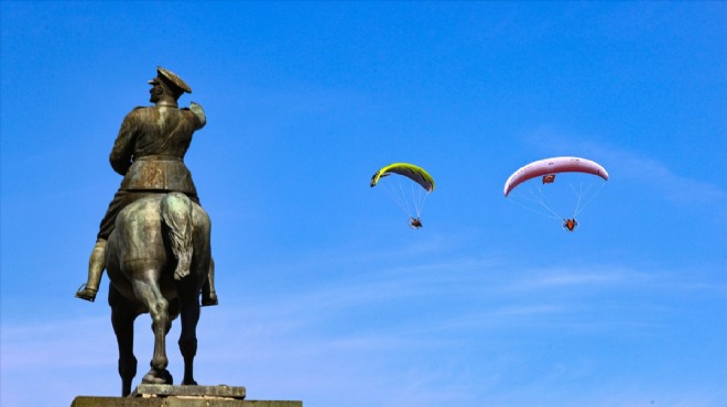 İki paramotorcu, sağlık çalışanları için havalandı