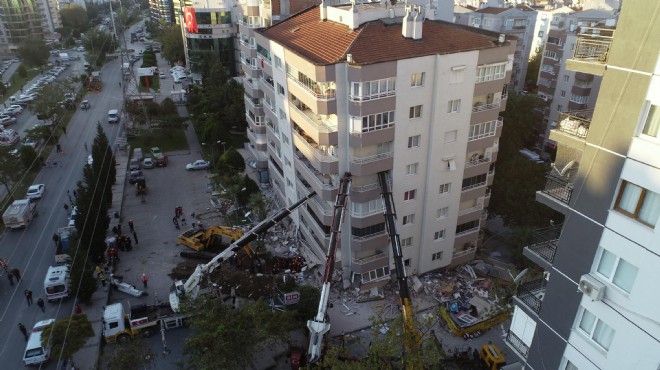 İlk 3 katı çöken apartmanı vinçler ayakta tutuyor