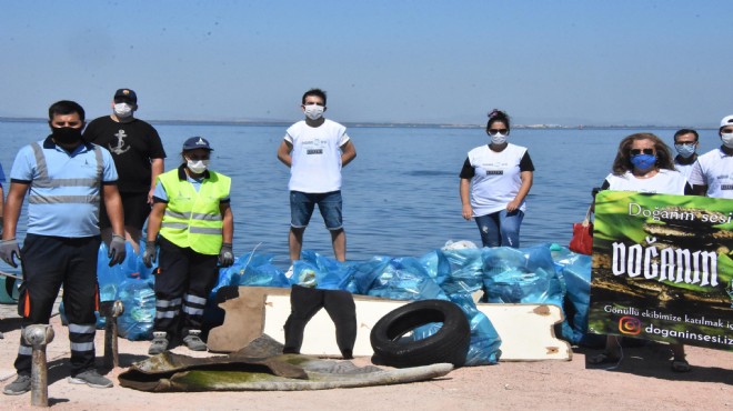 İnciraltı Kent Ormanı'nda 35 poşet çöp topladılar