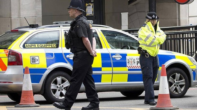 İngiltere’de trende bıçaklı saldırı: Çok sayıda kişi yaralı!