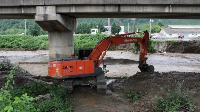 İş makinesi operatörü sel sularına kapıldı!