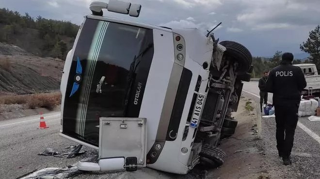 İşçileri taşıyan midibüs devrildi: 12 yaralı