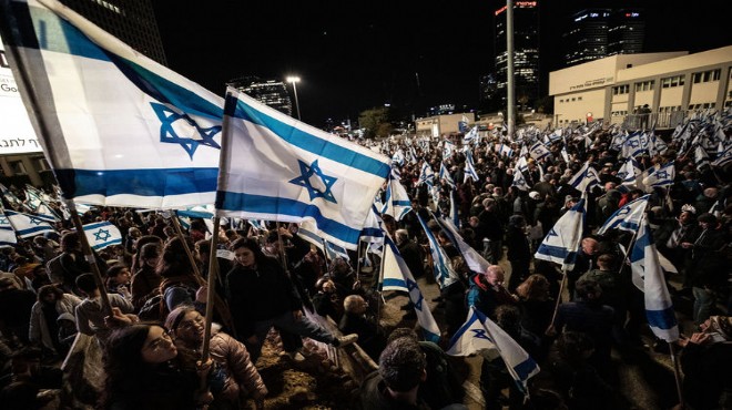 İsrail de on binlerce kişi sokaklara döküldü