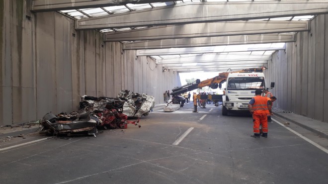 İzmirr'de kirişi yıkılan alt geçit trafiğe kapatıldı
