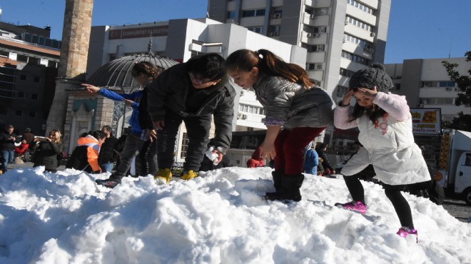 İzmir Konak Meydanı'nda kar sürprizi