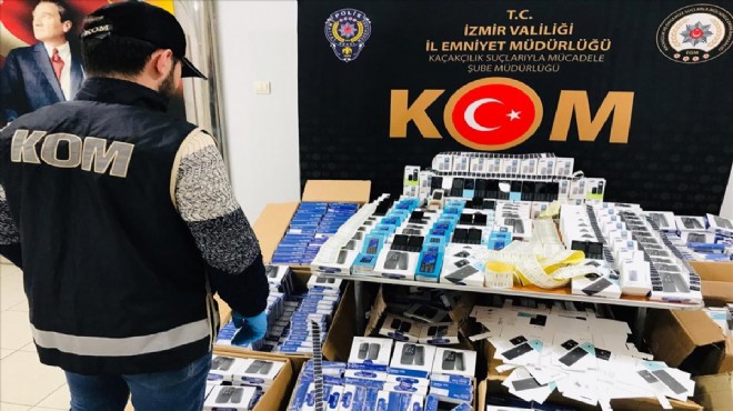 İzmir'de 1771 gümrük kaçağı cep telefonu ele geçirildi