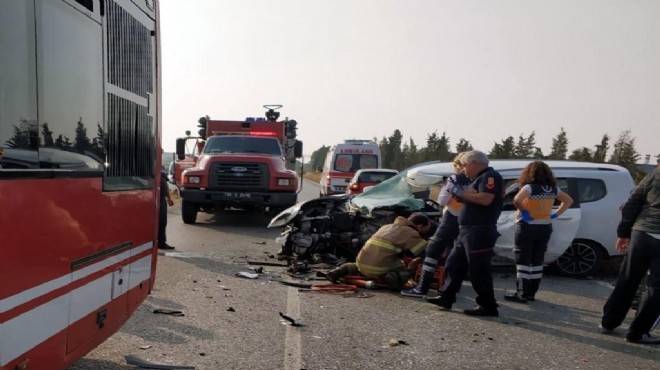 Belediye otobüsüne çarpan hafif ticari aracın sürücüsü öldü