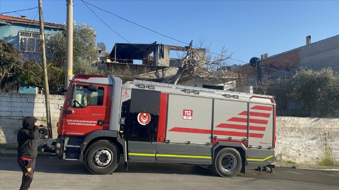 İzmir de 2 katlı evde yangın paniği!