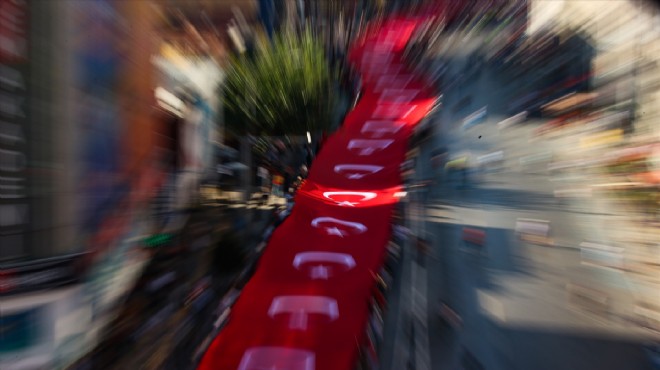 İzmir de 350 metrelik bayrakla zafer yürüyüşü!