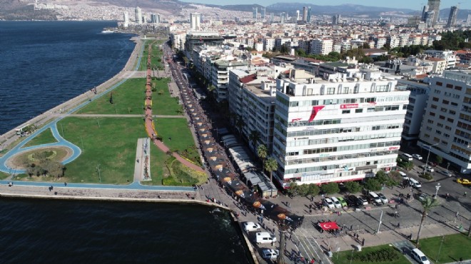 İzmir'de 350 metrelik dev posterle Ata'ya saygı yürüyüşü