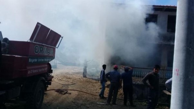 İzmir de yangın: 4,5 ton saman kül oldu!