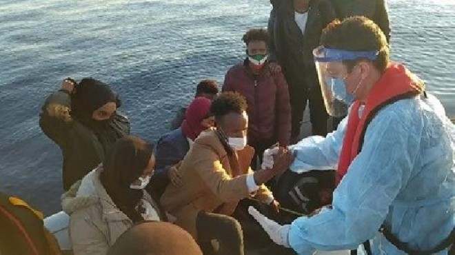İzmir'de 55 kaçak göçmen kurtarıldı