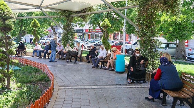 İzmir de 65 yaş üstü güzel havanın tadını çıkardı