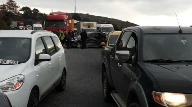 İzmir'de 7 araçlı zincirleme kaza: 3 yaralı