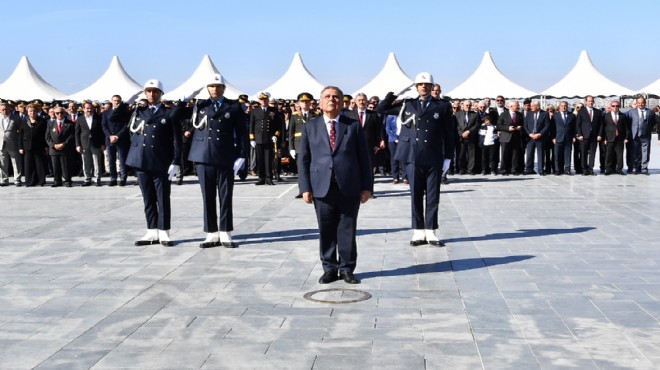 İzmir de 95.yıl coşkusu Cumhuriyet Meydanı ndan başladı