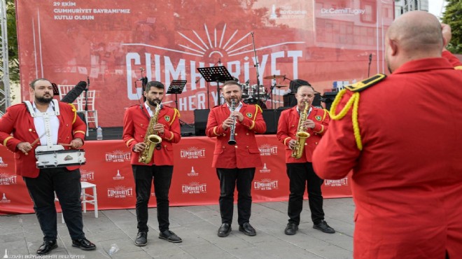 İzmir de  Cumhuriyet Her Yerde  coşkusu başladı
